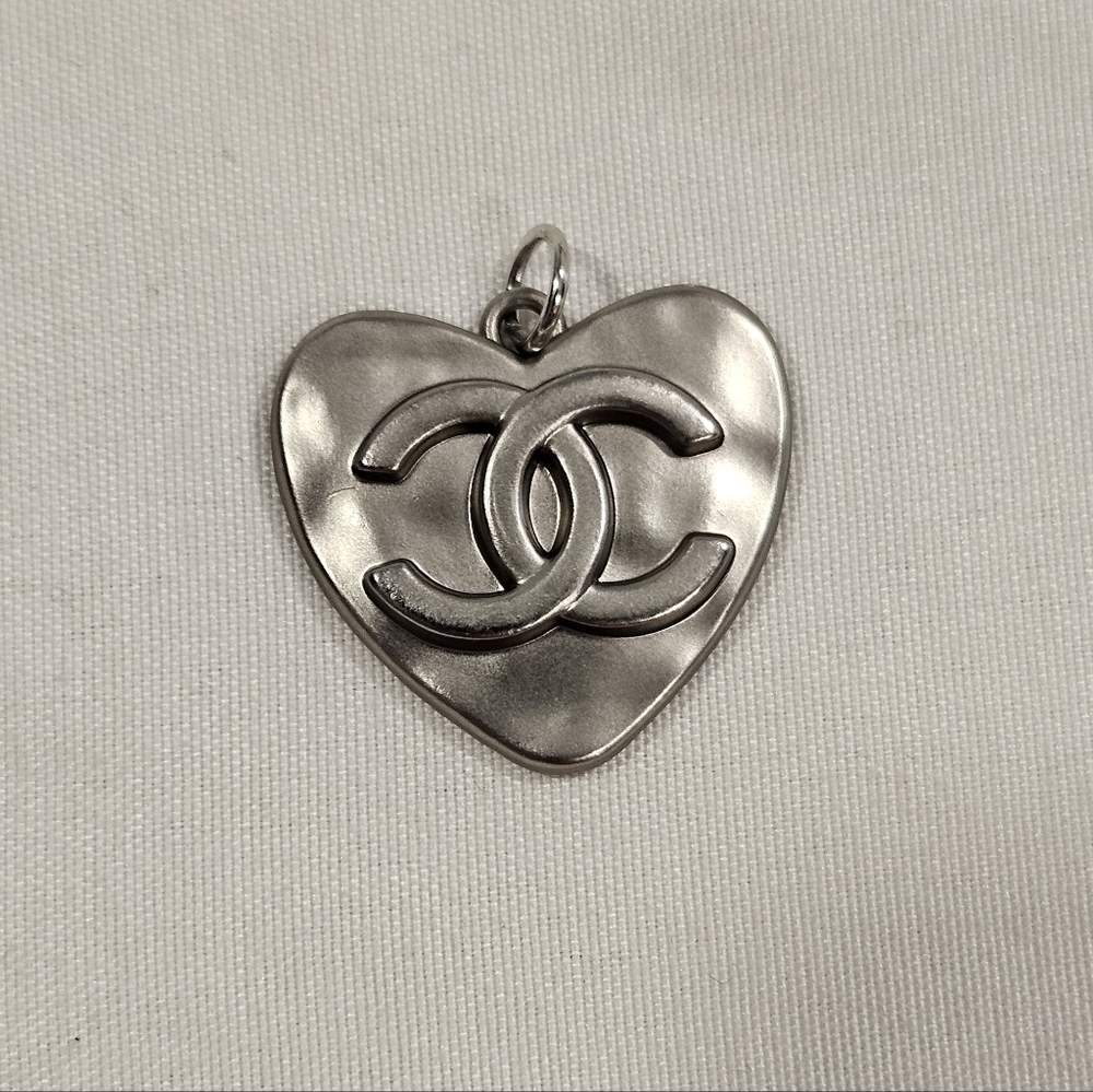 Chanel Stamped Hammered Zipper Pull Replacement Button Charm | Silver